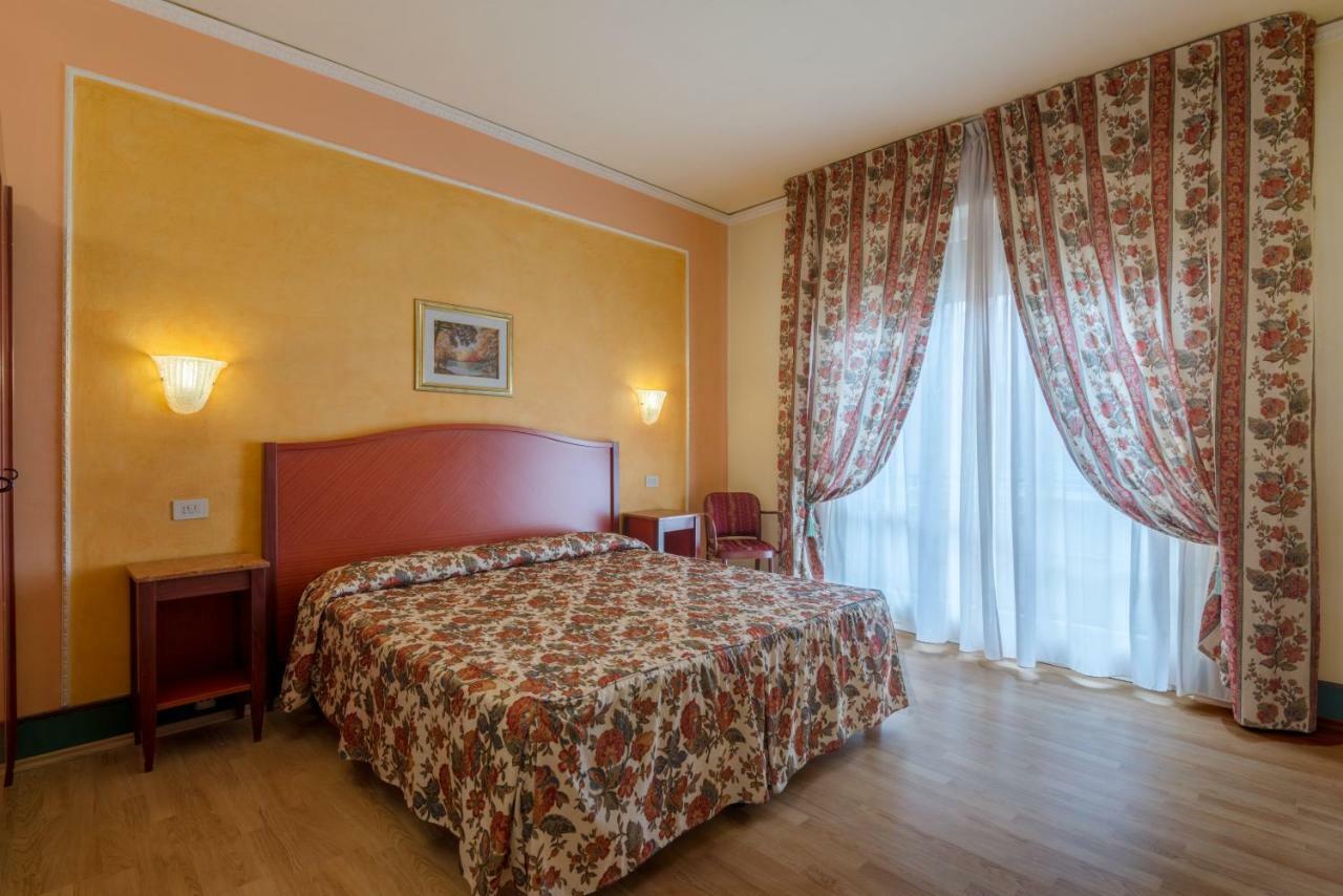 Hotel Minerva Palace Монтекатіні-Терме Екстер'єр фото