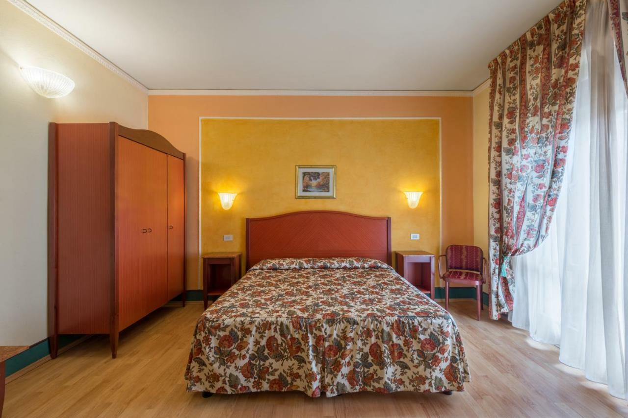 Hotel Minerva Palace Монтекатіні-Терме Екстер'єр фото